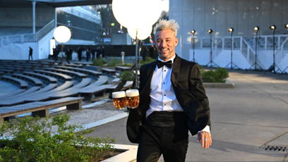 FOTO: Jakub Bína si nesl pivečko.