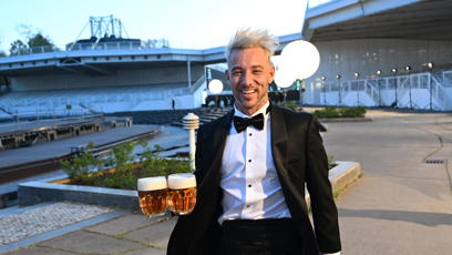FOTO: Jakub Bína si nesl na přenos pivo.