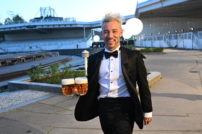 FOTO: Jakub Bína si nesl na přenos pivo. – stránka 10