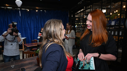 FOTO: Denisa Nesvačilová s  Reginou Řandovou na křtu knihy Reného Decastela.