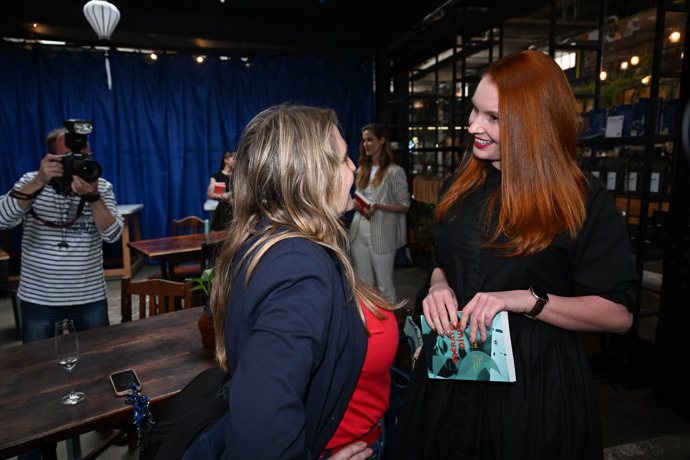 FOTO: Denisa Nesvačilová s  Reginou Řandovou na křtu knihy Reného Decastela. – stránka 21