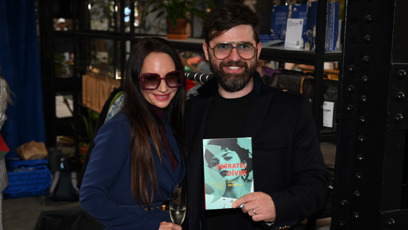 FOTO: Sandra Nováková a Vojtěch Moravec s knihou Reného Decastela.