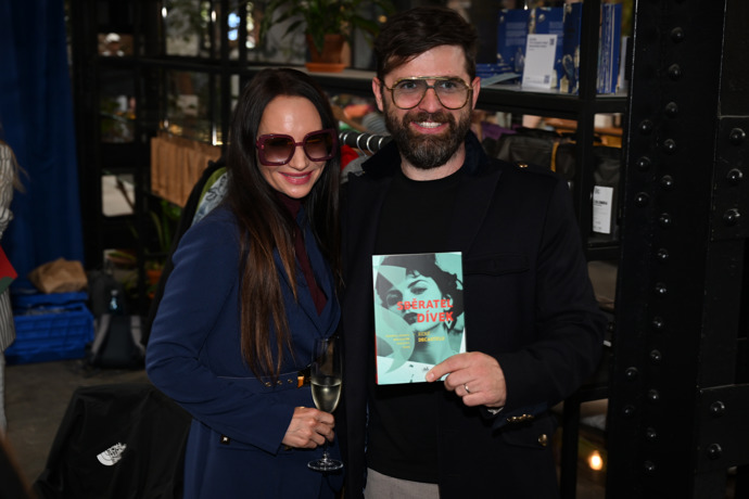 FOTO: Sandra Nováková a Vojtěch Moravec s knihou Reného Decastela. – stránka 19