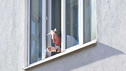 FOTO: Gérard Depardieu si vychutnával cigaretu.