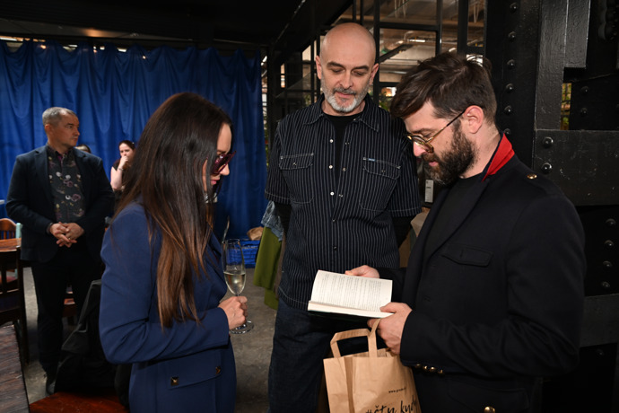 FOTO: Sandra Nováková a Vojtěch Moravec s autorem knihy Sběratel dívek. – stránka 17