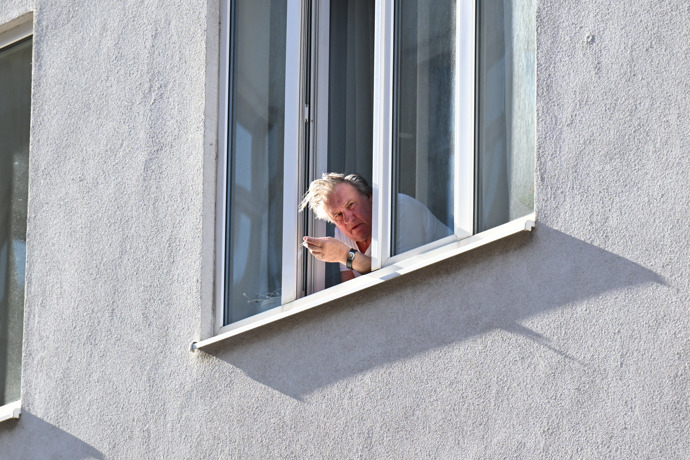 FOTO: Depardieu nevypadal, že by měl příliš dobrou náladu. – stránka 19