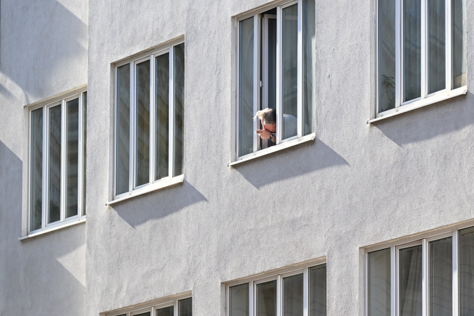 FOTO: Depardieu si vychutnával cigaretku z okna svého apartmánu. – stránka 17