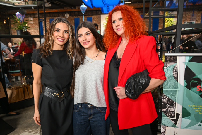 FOTO: Eva Decastelo se svou dcerou Zuzanou a herečkou Štěpánkou Decastelo. – stránka 37