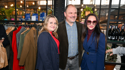 FOTO: Regina Řandová s kmotry knihy Sandrou Novákovou a Martinem Preissem.