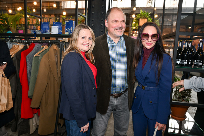 FOTO: Regina Řandová s kmotry knihy Sandrou Novákovou a Martinem Preissem. – stránka 11