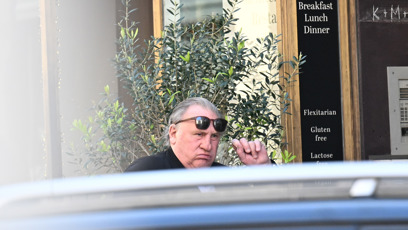 FOTO: Depardieu nevypadal, že by měl příliš dobrou náladu.