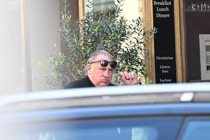 FOTO: Depardieu nevypadal, že by měl příliš dobrou náladu. – stránka 18