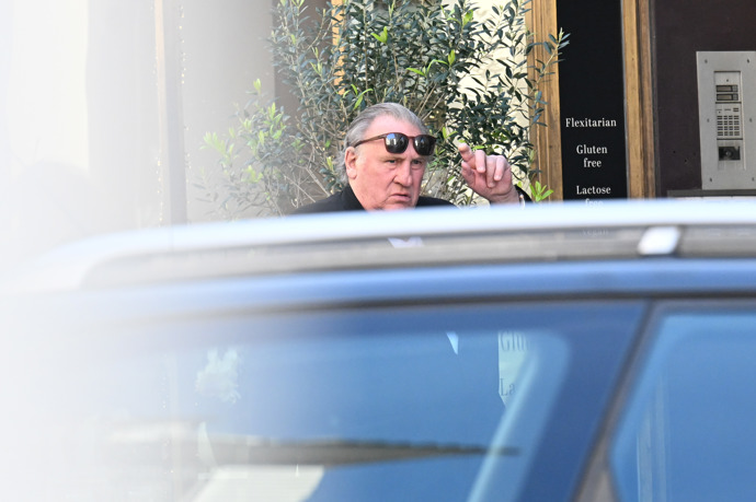 FOTO: Gérard Depardieu spatřen v ulicích Prahy. – stránka 32