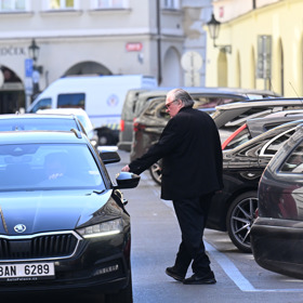 Gérard Depardieu následně nasedl do taxíku a odjel.