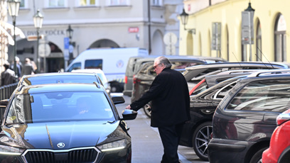FOTO: Gérard Depardieu následně nasedl do taxíku a odjel.