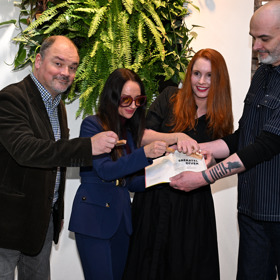 Autor knihy René Decastelo s kmotry svého nejnovějšího knižního počinu.