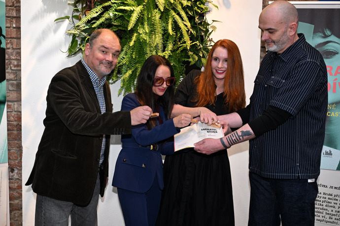 FOTO: Autor knihy René Decastelo s kmotry svého nejnovějšího knižního počinu. – stránka 5