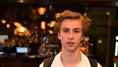 FOTO: Max Dolanský dorazil stylově a v džínách s vestou vypadal jako pravý bohém.