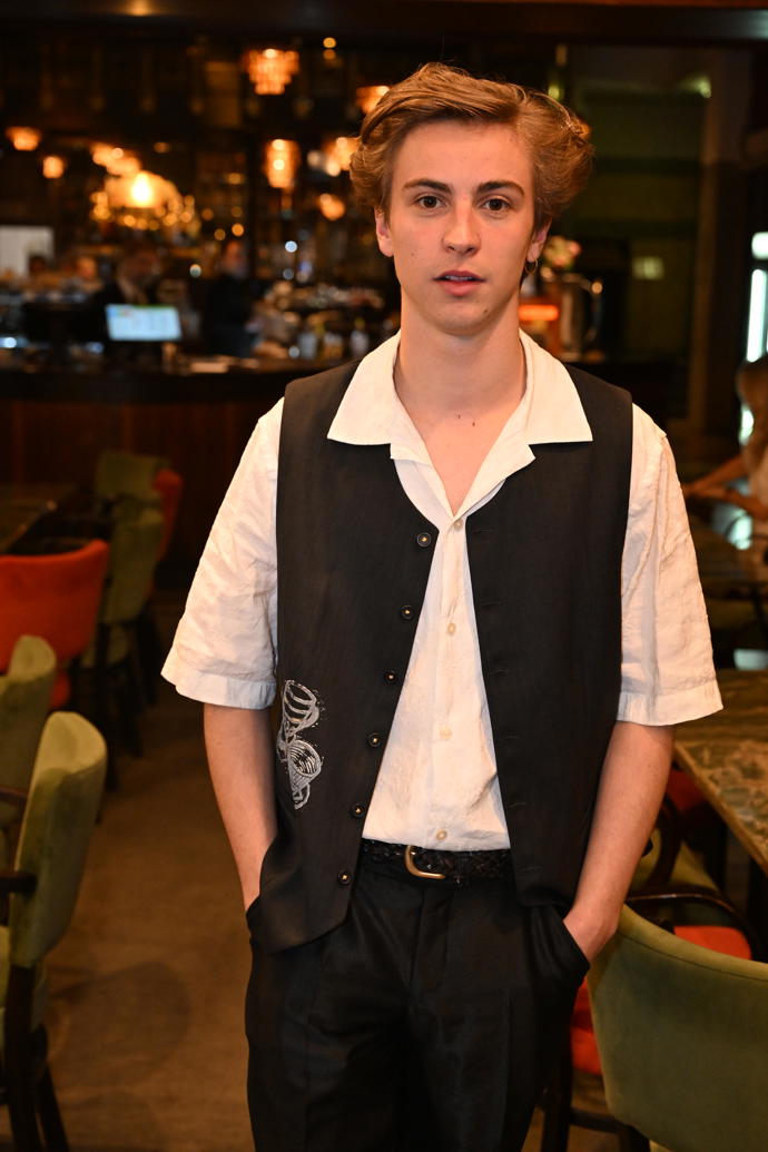 FOTO: Max Dolanský dorazil stylově a v džínách s vestou vypadal jako pravý bohém. – stránka 13