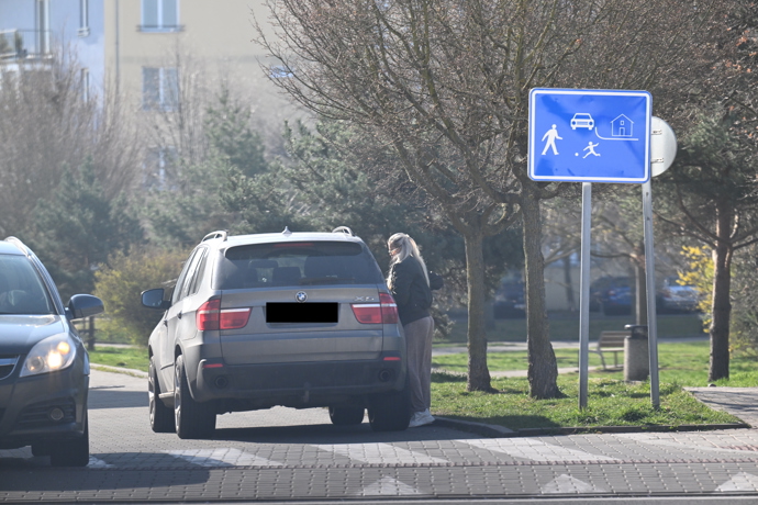 FOTO: Lela Ceterová ráno odvezla děti do školy a školy. – stránka 13