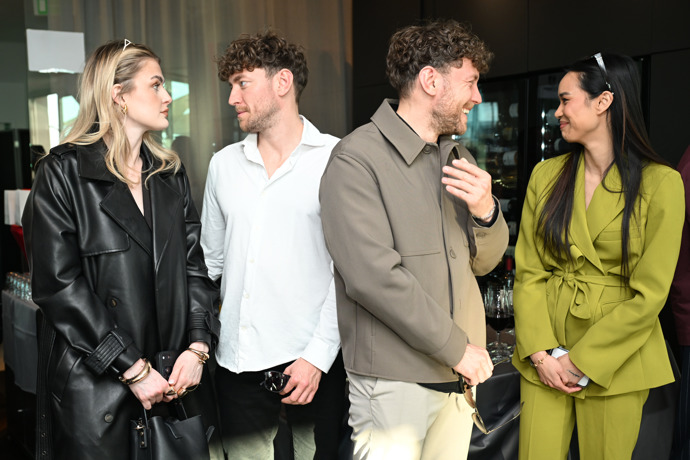 FOTO: Bratři Dubovičtí se svými partnerkami Sarah a Pavlou. – stránka 12