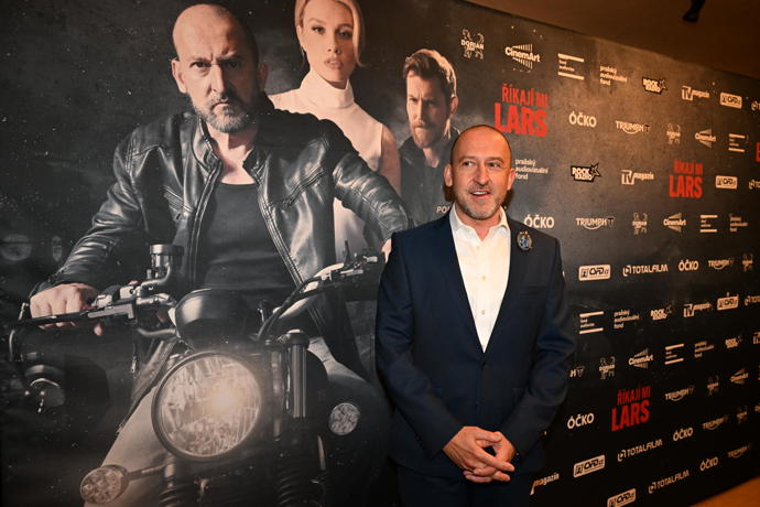 FOTO: Hofman dorazil sám. – stránka 12