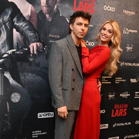 Justýna Zedníková po boku partnera.