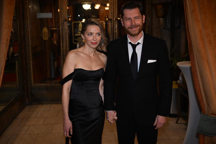 FOTO: David Švehlík na premiéru snímku Říkají mi Lars dorazil po boku krásné manželky. – stránka 1