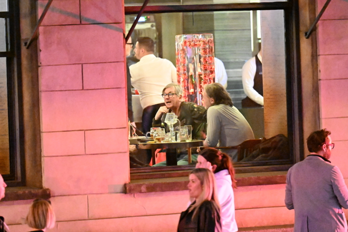 FOTO: Nechyběl ani režisér Jiří Strach. – stránka 44