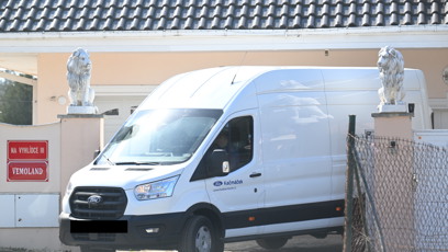 FOTO: Stěhováni úřadují u Lely a Karlose doma.