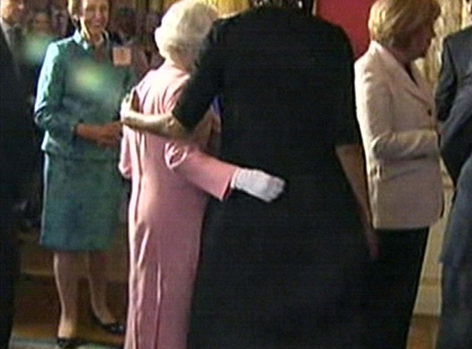 FOTO: Michelle Obama v roce 2009 během státní návštěvy Velké Británie porušila královský protokol, když královně Alžbětě II. položila ruku na záda. Panovnice jí její vřelé gesto oplatila. – stránka 2