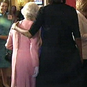 Michelle Obama v roce 2009 během státní návštěvy Velké Británie porušila královský protokol, když královně Alžbětě II. položila ruku na záda. Panovnice jí její vřelé gesto oplatila. 