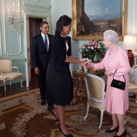 Někdejší první dáma USA Michelle Obama se během státní návštěvy Velké Británie sblížila s královnou Alžbětou II. 