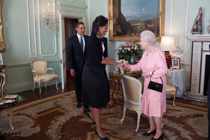 FOTO: Někdejší první dáma USA Michelle Obama se během státní návštěvy Velké Británie sblížila s královnou Alžbětou II.