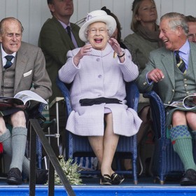 Snímek z her ve skotském Braemaru 2012 nepostrádá kouzlo v mnoha směrech. Královna zde na chvilku ztratila majestát, princ Charles ukázal, že není takový suchar, jak se traduje, a princ Philip vedle smyslu pro humor předvedl pod kiltem víc, než by si přál.