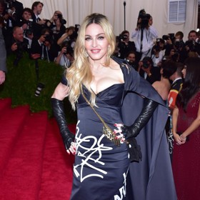 Zpěvačka Madonna patří stran odkládání podprsenky k průkopnicím. Provokovala už v 90. letech, kdy své vnady svírala pouze v odvážných korzetech. A nepolevuje ani po šedesátce. Takto si vyrazila na Met Gala v roce 2015.