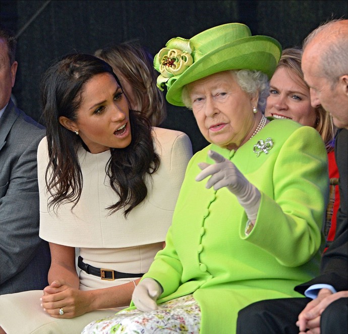 FOTO: Meghan Markle se učila královský protokol za pochodu. Občas jí to ale ulítlo.