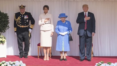 FOTO: Několika faux pas se dopustil také americký prezident Donald Trump. Na prvním setkání s královnou Alžbětou II. ji nechal 12 minut čekat a poté jí navíc i podal ruku.