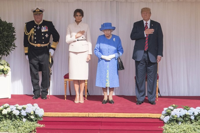 FOTO: Několika faux pas se dopustil také americký prezident Donald Trump. Na prvním setkání s královnou Alžbětou II. ji nechal 12 minut čekat a poté jí navíc i podal ruku. – stránka 15