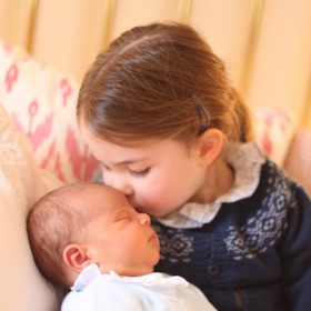 Princezna Charlotte si k mladšímu bráškovi Louisovi dlouho hledala tu správnou cestu. Na společném snímku z roku 2018, kdy se Louis narodil a Charlotte byly tři roky.