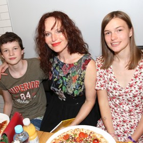 Sára Saudková se synem a dcerou Sárou na archivním snímku z roku 2020. 