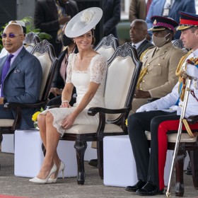 Posléze svého chotě navnadila slovy, že až se vrátí domů, má pro něj připraveného něco milého.