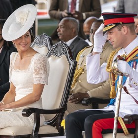 Tam se vedle sledování pochodujících vojáků věnovali pikantní konverzaci.