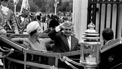 FOTO: Před rumunským diktátorem Nicolaem Ceaușescem se královna Alžběta II. schovávala ve křoví. Nechtěla s ním mluvit víc, než bylo třeba.