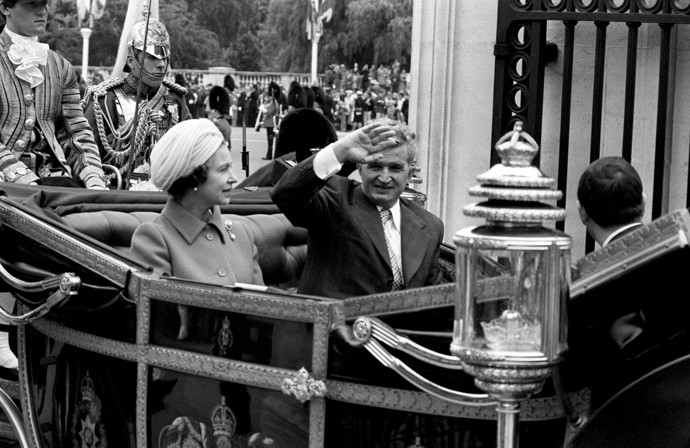 FOTO: Před rumunským diktátorem Nicolaem Ceaușescem se královna Alžběta II. schovávala ve křoví. Nechtěla s ním mluvit víc, než bylo třeba. – stránka 2