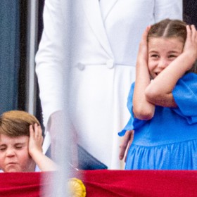 Zpočátku se zdálo, že Charlotte bude s Louisem držet basu, co se týče skopičin. Takto se synchronizovali při oslavě královnina platinového jubilea v roce 2022.