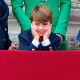 Ale malý princ umí být i zasněný. Tímto až zamilovaným pohledem se prezentoval  na vojenské přehlídce v roce 2023.