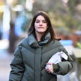 Ze Suri Cruise je dospělá žena. 