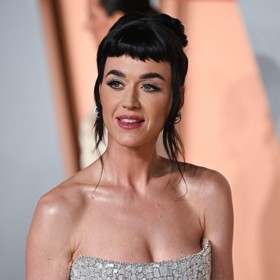 Zpěvačka Katy Perry mikro ofinu vynesla mimo jiné s drdolem.