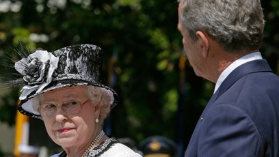 FOTO: Když George W. Bush v roce 2007 hostil královnu v Bílém domě, postaral se o zábavné faux pas hned v uvítacím projevu. V letopočtech se totiž zamotal tak nešťastně, že z Alžběty II. rázem udělal panovnici o dvě století starší.